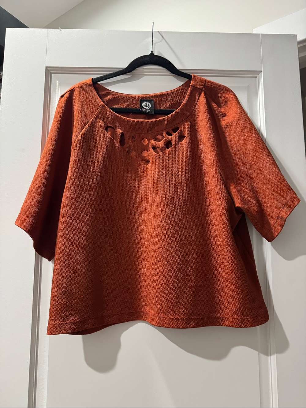 Women's Rust Cutout Neck Short Sleeve Top